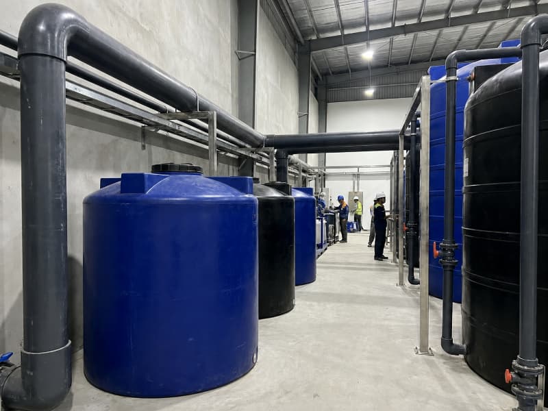 Bồn chứa và đường ống HDPE kháng hóa chất tốt, không gỉ sét trong môi trường công nghiệp.