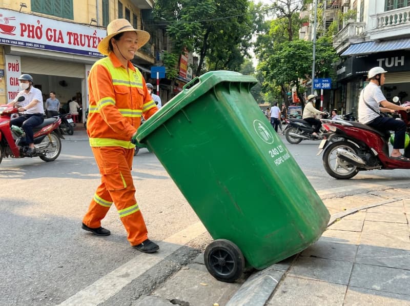 Nhựa HDPE dẻo dai kết hợp bánh xe giúp kéo đẩy và thu gom rác dễ dàng hằng ngày.