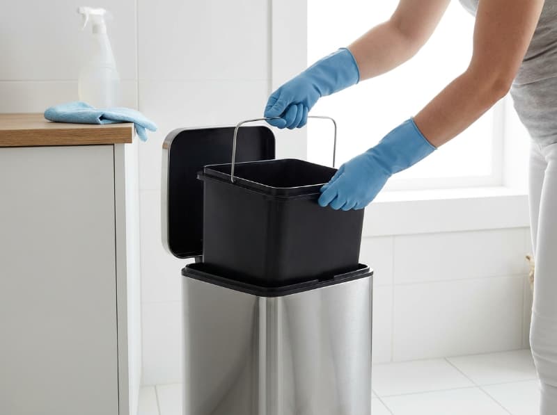 Thiết kế ruột rời của thùng rác inox vuông giúp gom rác, thay túi và vệ sinh nhanh chóng.