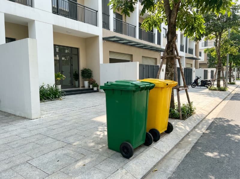 Thùng rác nhựa HDPE 240L bánh xe nắp kín, tối ưu di chuyển và thu gom tại khu dân cư, tuyến đường.