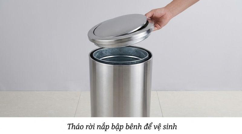 Thùng rác nắp lật | Cấu tạo, phân loại và kích thước chuẩn 6 Tháo rời cụm chốt xoay bập bênh của thùng rác nắp lật để lấy sọt rác và xịt rửa vệ sinh dễ dàng.