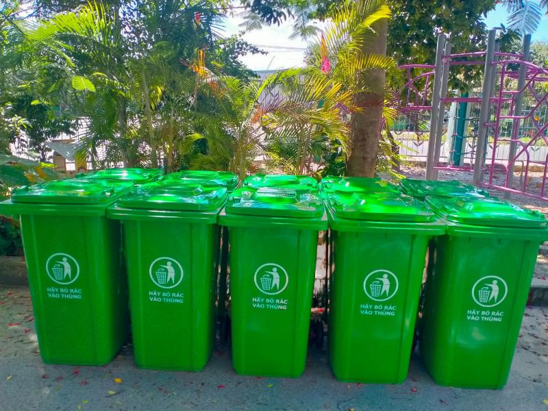 Thùng rác nhựa lớn công cộng hỗ trợ phân loại rác tại nguồn tại khu dân cư.
