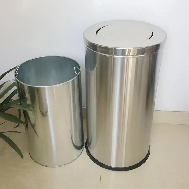 Thùng rác inox nắp lật hoạt động với cơ chế tự cân bằng đối trọng