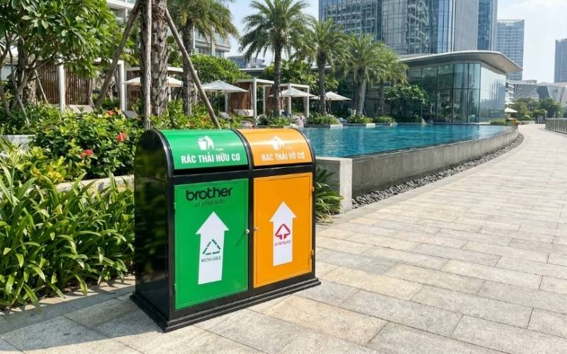 Mẫu thùng rác ngoài trời phân loại 2 ngăn khung thép sơn tĩnh điện, trang bị lõi tôn mạ kẽm hòa hợp với cảnh quan resort và khu đô thị cao cấp.