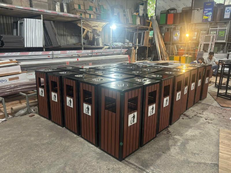 Thùng rác thép cao cấp: Mẫu đẹp, bền chắc và giá tốt 11 Thùng rác thép cao cấp có gạt tàn giả gỗ được sản xuất số lượng lớn tại xưởng