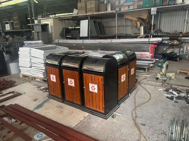Thùng rác thép cao cấp: Mẫu đẹp, bền chắc và giá tốt 7 Thùng rác thép cao cấp nắp lật inox kết hợp thân giả gỗ sang trọng