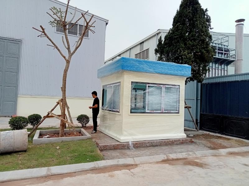Bốt bảo vệ Hải Phòng lắp đặt tại nhà máy với thiết kế vuông rộng, phù hợp kiểm soát cổng ra vào hiệu quả 