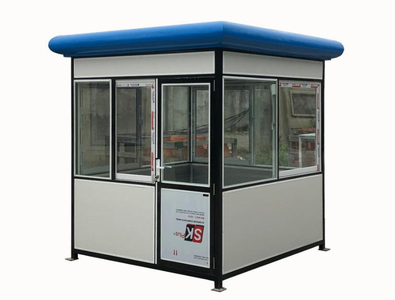 Bốt bảo vệ Khánh Hòa thiết kế rộng rãi, nhiều cửa kính giúp quan sát thuận tiện từ nhiều hướng 