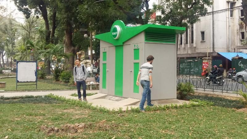 Khu nhà tắm công cộng Hà Nội lắp đặt ngoài trời, phù hợp công viên và khu vực đông người