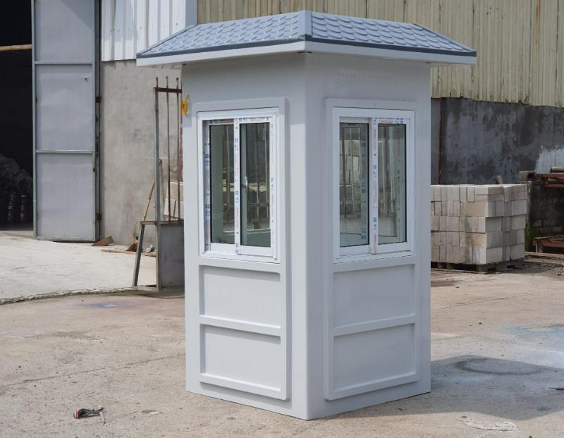 Bốt bảo vệ Nam Định kích thước nhỏ gọn, cửa kính rộng, phù hợp cho một nhân viên trực tại công trường hoặc bãi xe 
