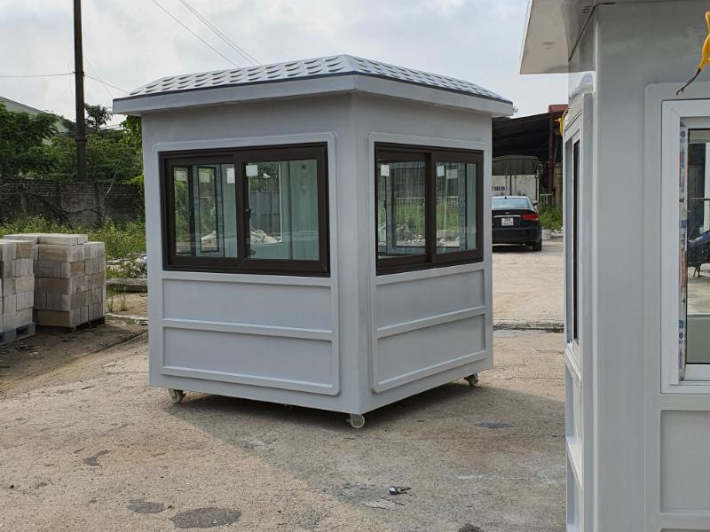 Mua bốt bảo vệ cũ màu trắng có bánh xe giúp việc di chuyển và bố trí thuận tiện hơn 