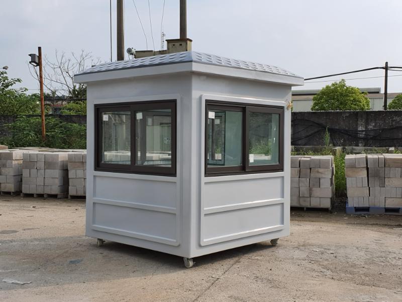 Bốt bảo vệ Ninh Bình thiết kế hiện đại, cửa kính rộng và bánh xe thuận tiện khi cần di chuyển 