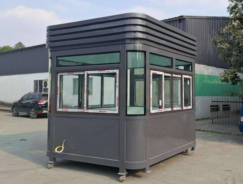 Bốt bảo vệ Đà Nẵng kiểu hiện đại với hệ cửa kính rộng, tăng khả năng quan sát và tạo không gian trực thoáng hơn 
