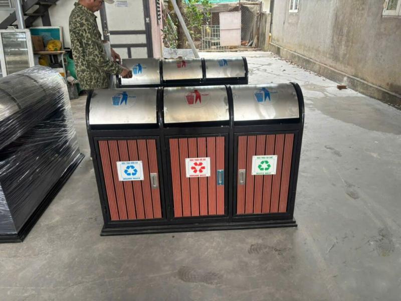 Thùng rác thép cao cấp: Mẫu đẹp, bền chắc và giá tốt 4 Thùng rác thép cao cấp hỗ trợ phân loại rác hiệu quả tại khu vực công cộng