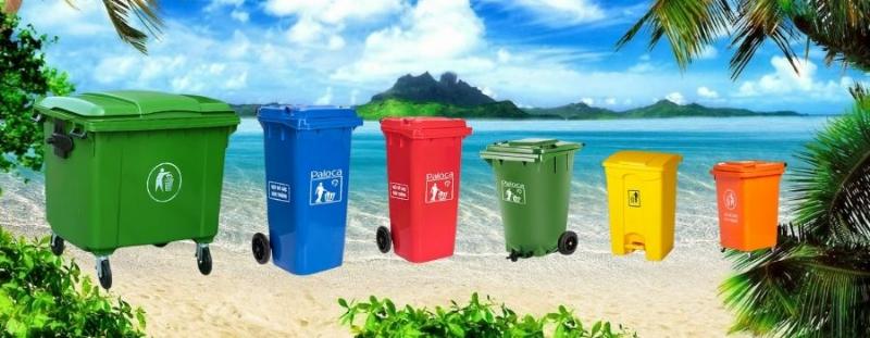 Thùng rác công cộng bãi biển nhiều màu sắc giúp thu gom và phân loại rác thuận tiện