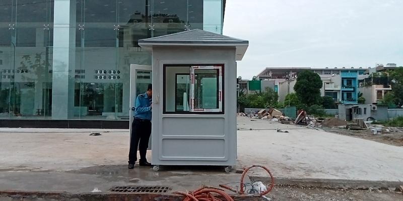 Bốt bảo vệ Nghệ An dạng cabin nhỏ gọn, có bánh xe hỗ trợ di chuyển linh hoạt tại khuôn viên công trình 