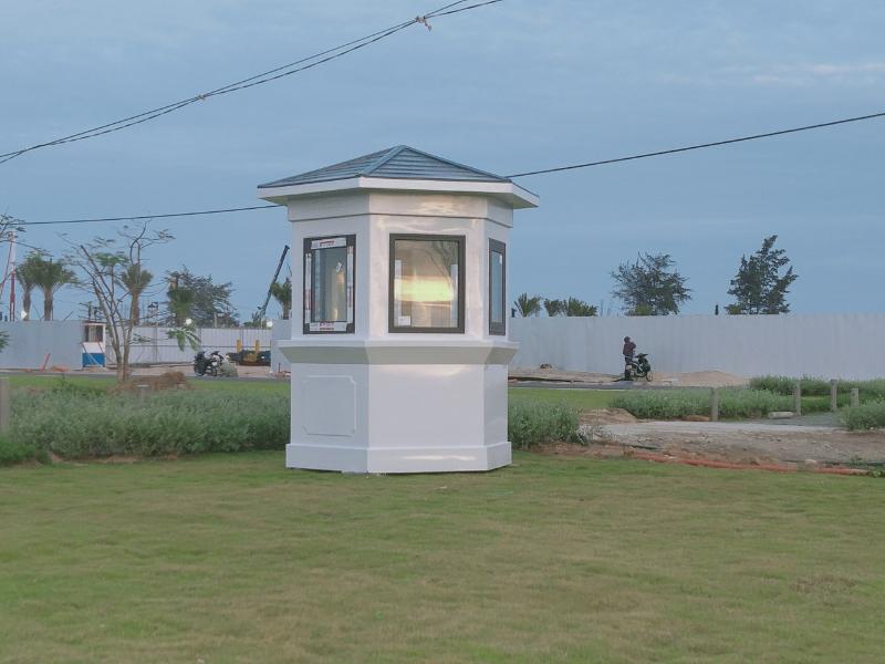 Cabin bảo vệ di động hiện đại lắp đặt tại cổng khu công nghiệp Cần Thơ, giải pháp kiểm soát an ninh chuyên nghiệp cho doanh nghiệp