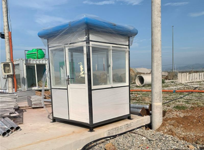 Bốt bảo vệ công trường khung thép kết hợp kính và panel, phù hợp bố trí tại khu vực kiểm soát ra vào công trường 