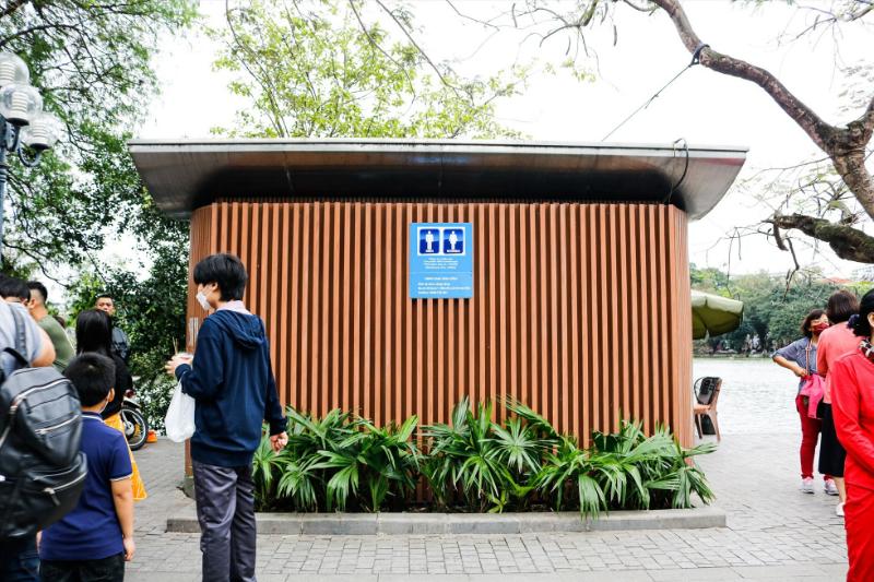 Nhà vệ sinh công cộng đẹp với thiết kế ốp lam gỗ hiện đại, hài hòa cùng cảnh quan xanh xung quanh 
