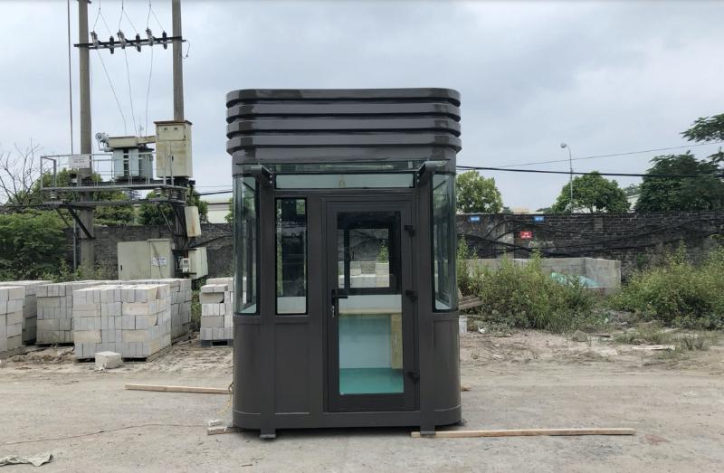 Bốt bảo vệ Thái Bình màu đen hiện đại, thiết kế nhiều ô kính giúp tăng khả năng quan sát