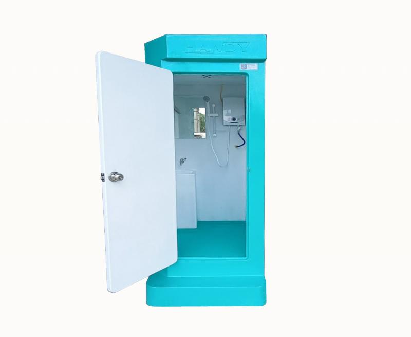 Nhà tắm công cộng TPHCM dạng cabin đơn được trang bị vòi sen và bình nước nóng tiện nghi 