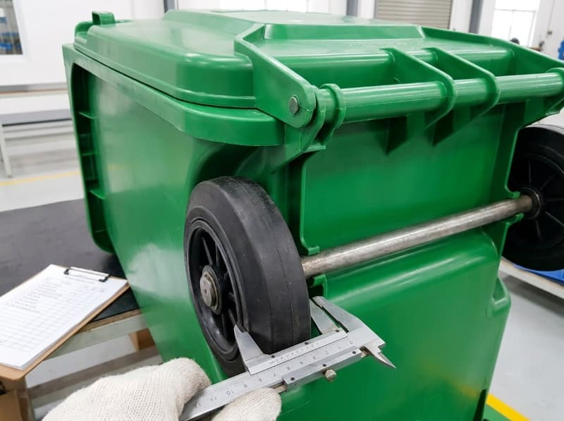 Kiểm tra bánh xe cao su và trục thép giúp đánh giá độ bền thực tế khi mua thùng rác công nghiệp.