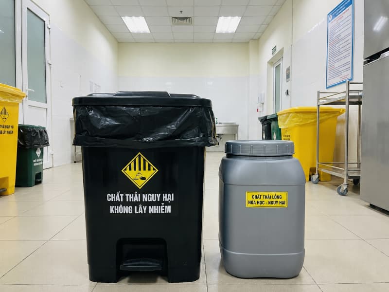 Thùng chứa chất thải nguy hại không lây nhiễm phải có màu đen, nắp kín và dán nhãn.