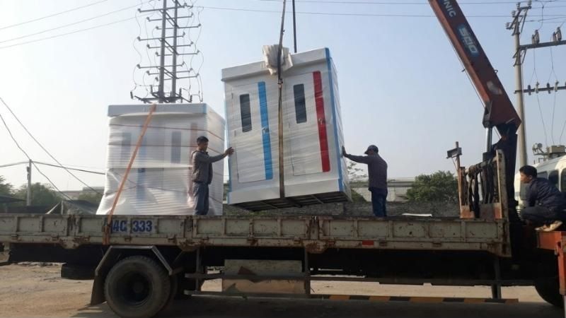 Xe cẩu thi công lắp đặt nhà vệ sinh di động tại Hưng Yên cho công trường KCN Phố Nối