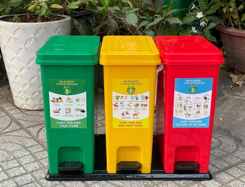 Thùng rác nhựa tái chế có bền không? Cách chọn loại tốt 1 Thùng rác nhựa tái chế có bền không còn được đánh giá qua thiết kế đạp chân và khả năng phân loại rác