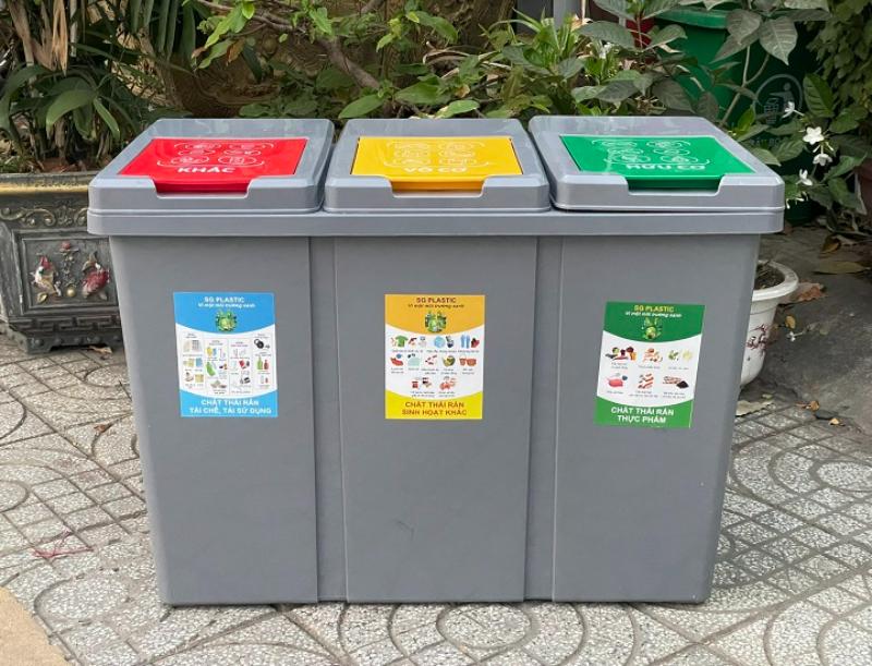 Thùng rác nhựa tái chế có bền không? Cách chọn loại tốt 3 Thùng rác nhựa tái chế có bền không khi được thiết kế nhiều ngăn và sử dụng thường xuyên tại khu công cộng