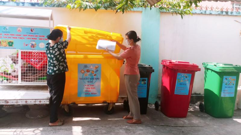 Bố trí đúng thùng rác giúp xây dựng môi trường học đường xanh - sạch - đẹp và góp phần hình thành ý thức bảo vệ môi trường cho học sinh.