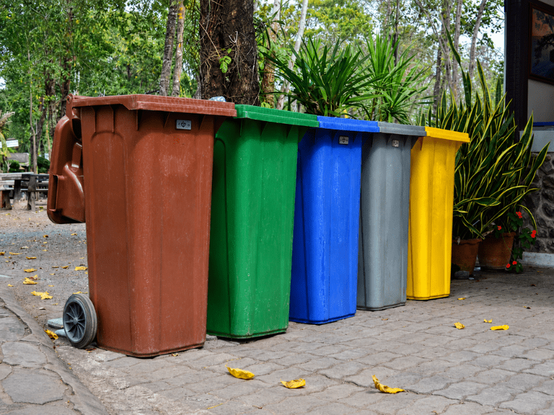 Tại sao thùng rác nhựa nhanh hỏng và bốc mùi