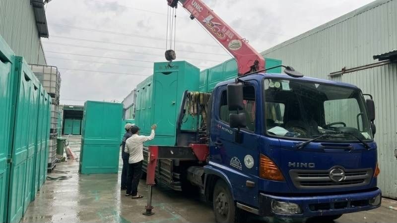 Đội xe cẩu vận chuyển và lắp ráp nhà vệ sinh di động vào tận các vuông tôm, công trình điện gió Cà Mau