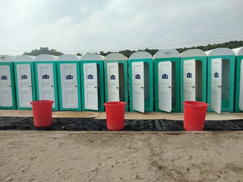 Nhà vệ sinh lưu động tại hà nội dạng cabin composite được lắp đặt thành cụm phục vụ số lượng lớn người sử dụng 