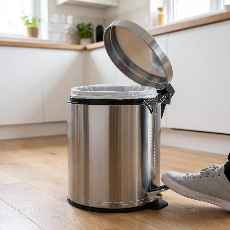 Thùng rác nhà bếp inox đạp chân giúp mở nắp rảnh tay và giữ khu vực nấu ăn sạch sẽ
