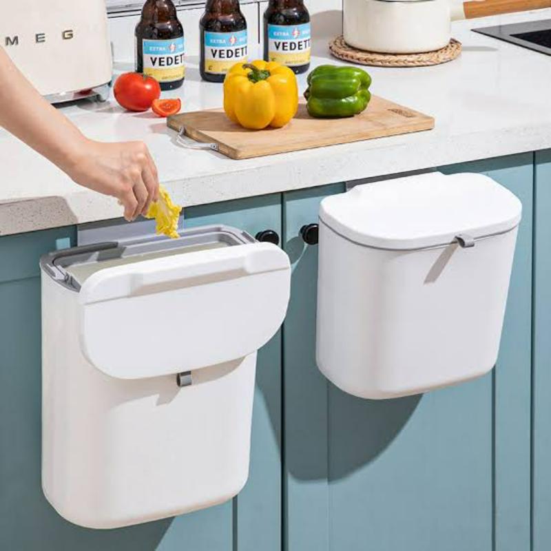 Thùng rác nhà bếp treo cánh tủ giúp bỏ rác thực phẩm nhanh chóng khi sơ chế