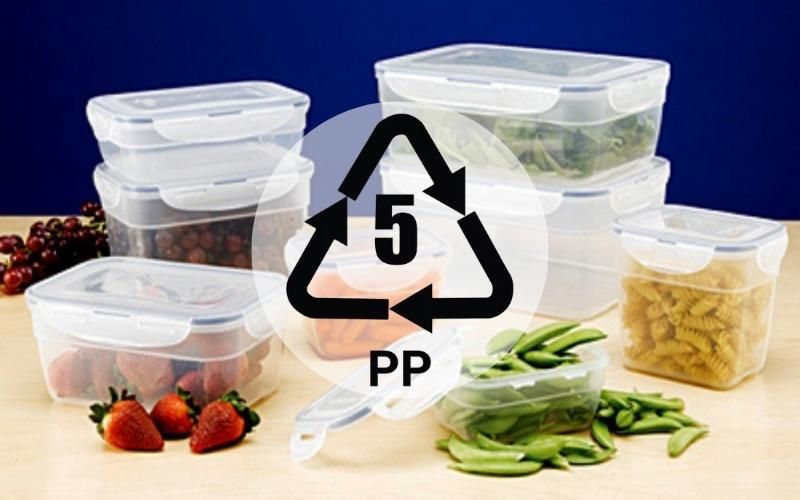 Nhựa PP là gì? Giải mã ký hiệu số 5, Độ an toàn & Chịu nhiệt 2 Ký hiệu số 5 hình tam giác giúp nhận diện nhựa PP (Polypropylene) an toàn dưới đáy hộp đựng thực phẩm