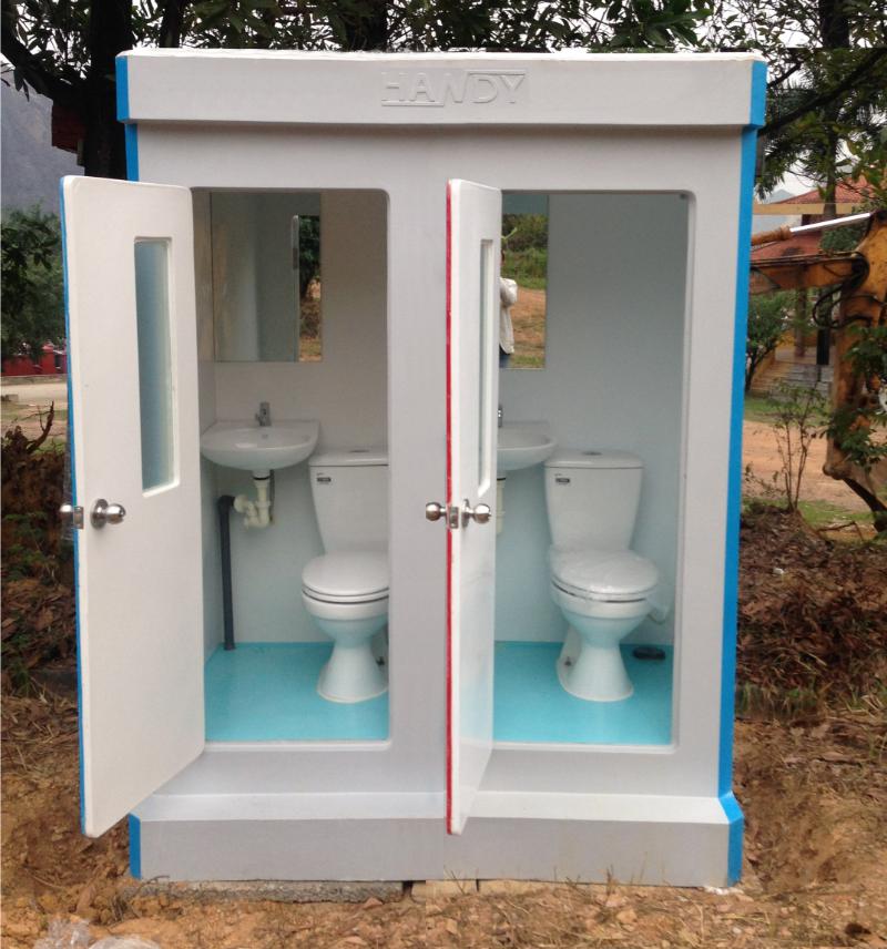 Nhà vệ sinh lưu động tại hà nội 2 buồng được trang bị đầy đủ bồn cầu và lavabo tiện nghi