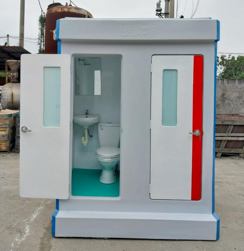 Lắp đặt nhà vệ sinh công trường composite cho công nhân tại dự án xây dựng, giúp nhà thầu đáp ứng tiêu chuẩn HSE