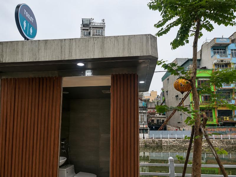 Mẫu nhà vệ sinh công cộng bằng inox có kết cấu chắc chắn, độ bền cao và rất thích hợp cho các công trình sử dụng lâu dài.