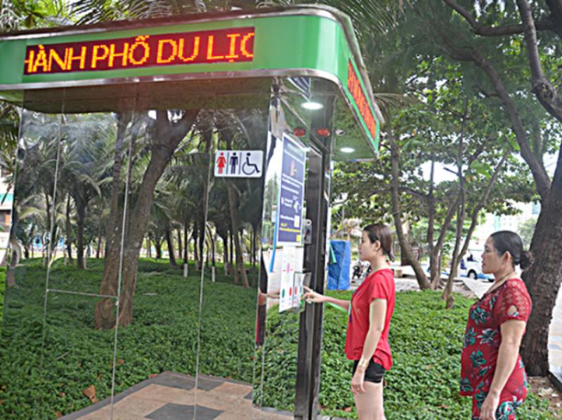 Mẫu nhà tắm công cộng Hà Nội hiện đại với thiết kế kính, tạo không gian sạch sẽ và thẩm mỹ 
