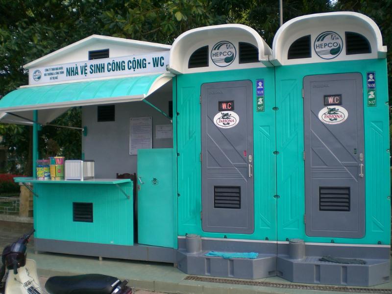 Nhiều doanh nghiệp và chủ đầu tư đang chủ động trang bị nhà vệ sinh di động để phục vụ khách hàng và người lao động tại các khu vực ngoài trời.