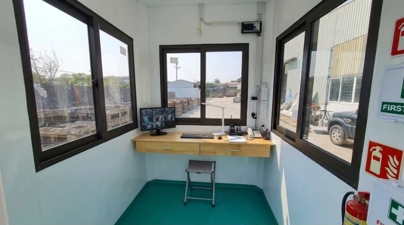 Không gian nội thất rộng rãi bên trong chốt gác an ninh kích thước 1.5x1.5m được trang bị đầy đủ bàn làm việc và hệ thống điện