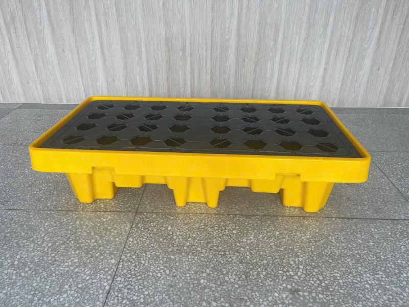 Pallet nhựa chống tràn dầu màu vàng có kết cấu chắc chắn, hỗ trợ kiểm soát sự cố rò rỉ hiệu quả