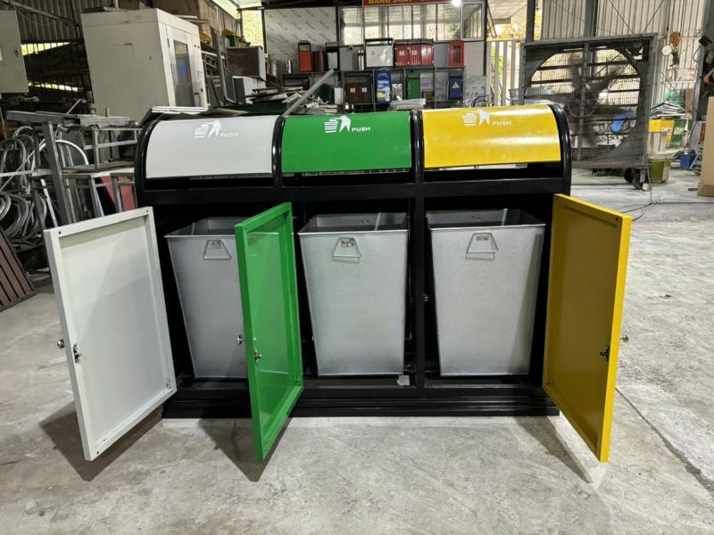 Thùng rác phân loại 3 ngăn lý tưởng cho nhiều không gian từ khu công nghiệp, bệnh viện đến trường học và công viên.