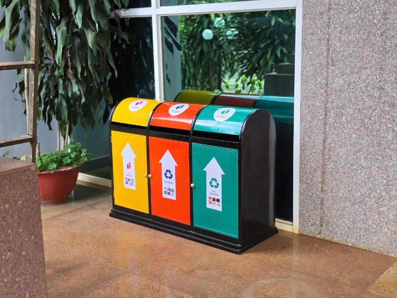 Sử dụng đúng cách và vệ sinh định kỳ giúp thùng rác thép sơn tĩnh điện luôn sạch sẽ và bền vững theo thời gian.