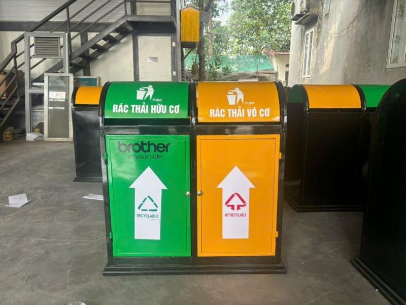Thùng Phân Loại 2 Ngăn Thép Sơn Tĩnh Điện 8 Sản phẩm bền đẹp, chống gỉ sét hiệu quả, thiết kế thẩm mỹ giúp hỗ trợ phân loại rác thải tại nguồn tối ưu.