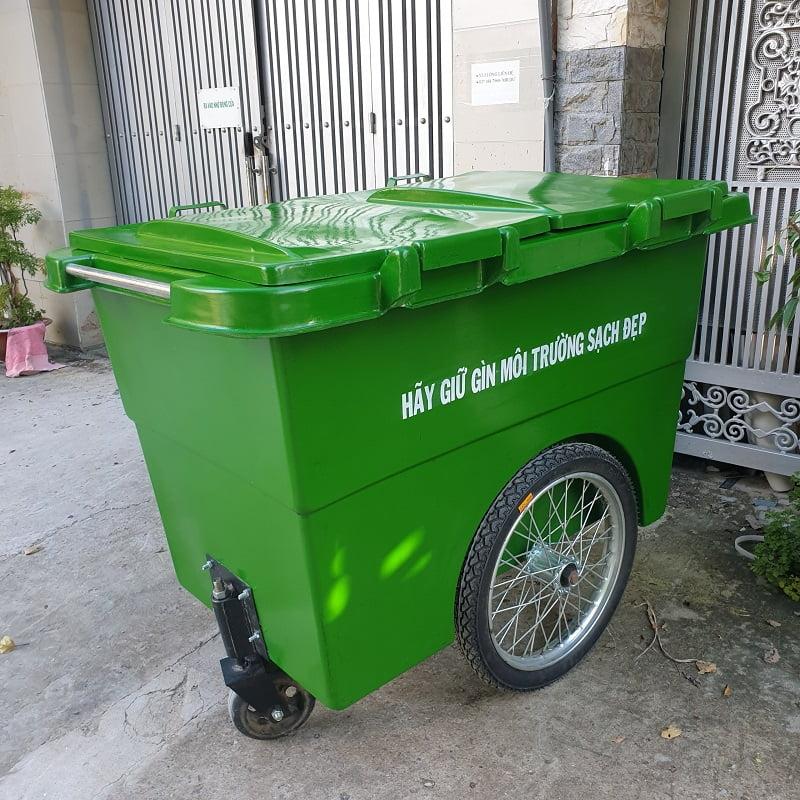 Xe thu gom rác nhựa minh họa chất liệu sản xuất thùng rác có khả năng chịu lực và thời tiết tốt 