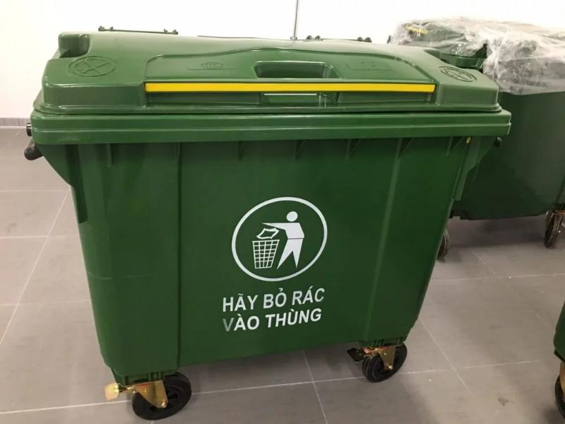 Thùng rác nhựa dung tích lớn cho thấy chất liệu sản xuất thùng rác phù hợp với khu công cộng 