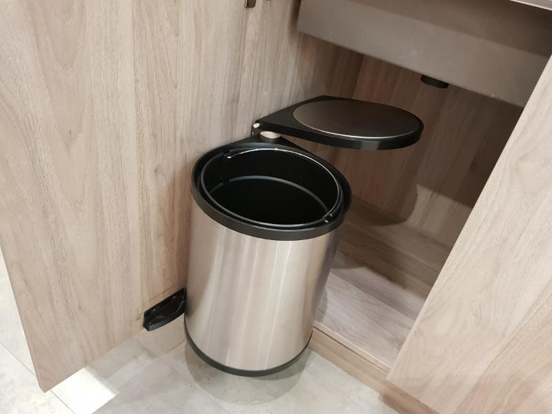 Thùng rác âm tủ dạng tròn giúp thu gom rác gọn gàng 